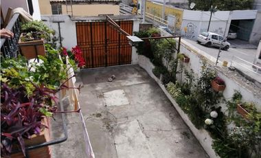 CASA ESQUINERA A DOS CUADRAS DEL CENTRO DE OTAVALO