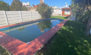 SE VENDE HERMOSA CASA CENTRICA - VIEDMA