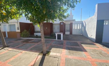 SE VENDE HERMOSA CASA CENTRICA - VIEDMA