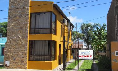 EXCELENTE OPORTUNIDAD, ideal RENTA, tres inmuebles , dos departamentos y una casa, pleno centro , todos los servicios.