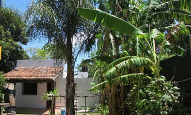 EXCELENTE OPORTUNIDAD, ideal RENTA, tres inmuebles , dos departamentos y una casa, pleno centro , todos los servicios.