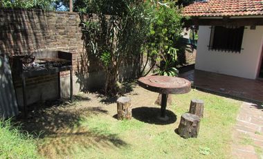 EXCELENTE OPORTUNIDAD, ideal RENTA, tres inmuebles , dos departamentos y una casa, pleno centro , todos los servicios.