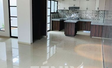 Hermosa Casa en Venta de 3 niveles Fraccionamiento Privado Coatepec
