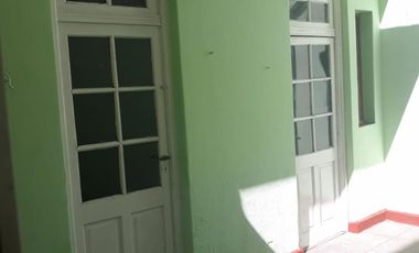 Amplio Tipo Casa de dos ambientes con patio y sin expensas.