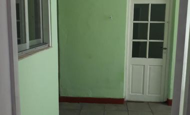 Amplio Tipo Casa de dos ambientes con patio y sin expensas.