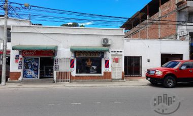 EXTRAORDINARIO UBICACION CASA CON DOS BELLISIMOS LOCALES COMERCIALES