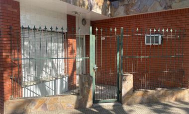 Venta Casa dos dormitorios con patio - Tiro Suizo, Rosario