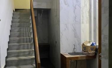Rumah Mewah di Gayungsari Dekat Ketintang POLDA Lingkungan Elit