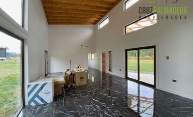 Parcela en Venta en Amplia casa a orilla de carretera - Sector Polincay