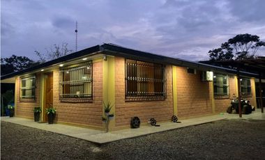 VENTA DE CASA + TERRENO BUEN CLIMA