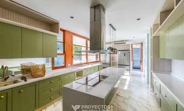 Casa en arriendo de 7 dorm. en Vitacura
