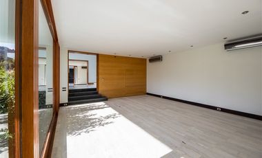 Casa en arriendo de 7 dorm. en Vitacura