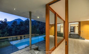 Casa en arriendo de 7 dorm. en Vitacura