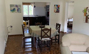 Chalet con patio y parrilla, zona HPC.