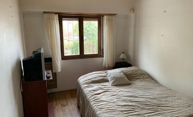 Chalet con patio y parrilla, zona HPC.