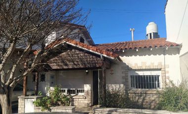 Chalet con patio y parrilla, zona HPC.
