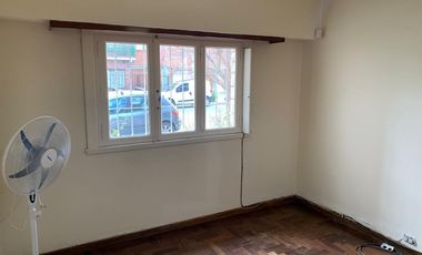 Chalet con patio y parrilla, zona HPC.