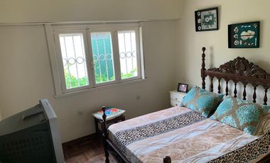 Chalet con patio y parrilla, zona HPC.