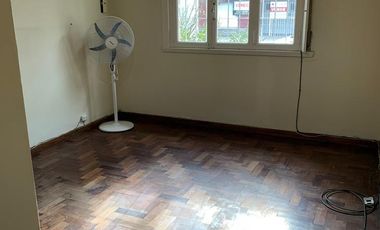 Chalet con patio y parrilla, zona HPC.