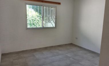 EN VENTA - CASA DOS DORMITORIOS CON JARDIN Y COCHERA - FUNES