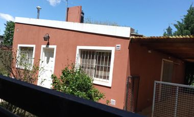 EN VENTA - CASA DOS DORMITORIOS CON JARDIN Y COCHERA - FUNES
