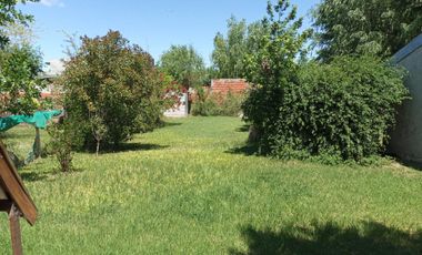 EN VENTA - CASA DOS DORMITORIOS CON JARDIN Y COCHERA - FUNES