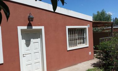 EN VENTA - CASA DOS DORMITORIOS CON JARDIN Y COCHERA - FUNES
