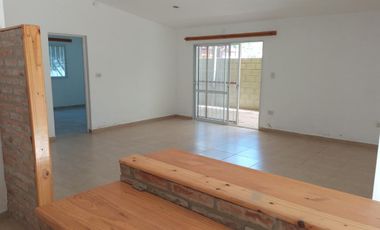EN VENTA - CASA DOS DORMITORIOS CON JARDIN Y COCHERA - FUNES