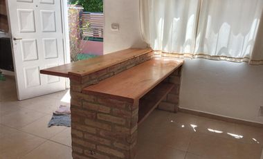 EN VENTA - CASA DOS DORMITORIOS CON JARDIN Y COCHERA - FUNES