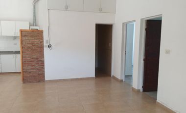 EN VENTA - CASA DOS DORMITORIOS CON JARDIN Y COCHERA - FUNES