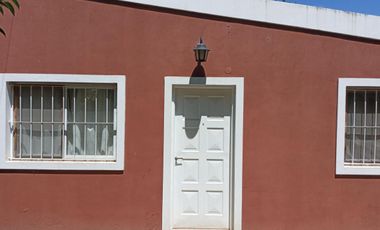 EN VENTA - CASA DOS DORMITORIOS CON JARDIN Y COCHERA - FUNES