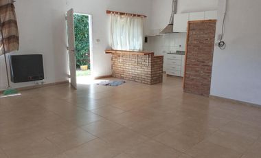 EN VENTA - CASA DOS DORMITORIOS CON JARDIN Y COCHERA - FUNES