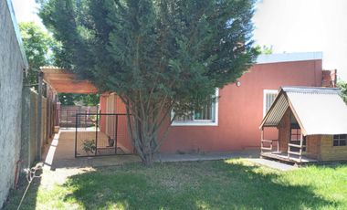 EN VENTA - CASA DOS DORMITORIOS CON JARDIN Y COCHERA - FUNES
