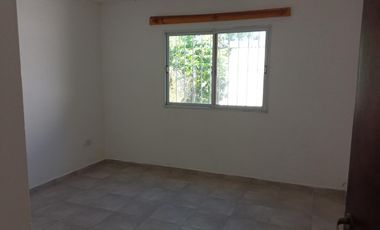 EN VENTA - CASA DOS DORMITORIOS CON JARDIN Y COCHERA - FUNES