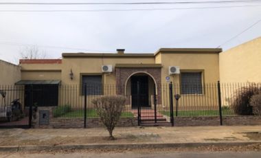 Casa con Departamento en venta en Lujan Centro