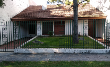 CHALET.  EXCELENTE UBICACIÓN. VENTA URGENTE  (SE ESCUCHA OFERTA)