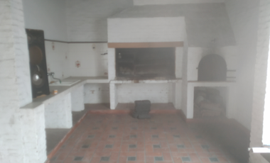 CHALET.  EXCELENTE UBICACIÓN. VENTA URGENTE  (SE ESCUCHA OFERTA)
