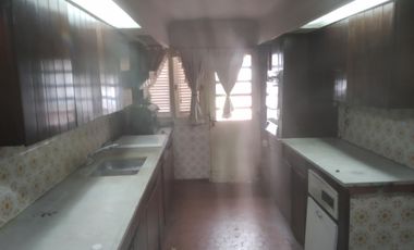 CHALET.  EXCELENTE UBICACIÓN. VENTA URGENTE  (SE ESCUCHA OFERTA)