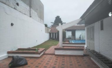 CHALET.  EXCELENTE UBICACIÓN. VENTA URGENTE  (SE ESCUCHA OFERTA)