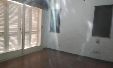 CHALET.  EXCELENTE UBICACIÓN. VENTA URGENTE  (SE ESCUCHA OFERTA)