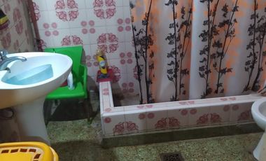 Vendo terreno con amplia casa en Libertad, Merlo, total: U$S 35.000
