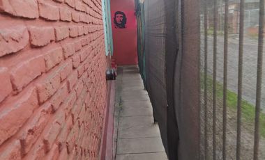 Vendo terreno con amplia casa en Libertad, Merlo, total: U$S 35.000