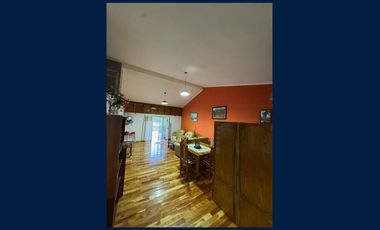 Casa en 2 Plantas y Local Comercial