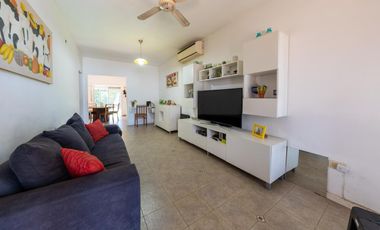 EN VENTA - CASA DOS DORMITORIOS CON PATIO Y  COCHERA - REMEDIOS DE ESCALADA