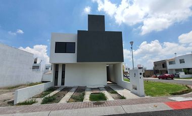 Se Vende Casa en Juriquilla San Isidro, Estudio o 4ta Recamara en PB con Baño