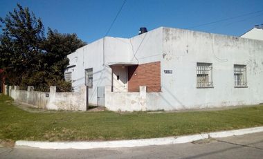 Casa americana 4 dormitorios entrada vehicular.