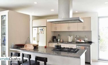Cerca del Hospital del IESS, Venta de Hermosa Casa con Vista a la Ciudad