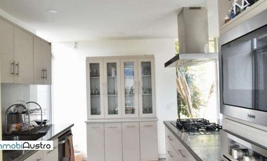 Cerca del Hospital del IESS, Venta de Hermosa Casa con Vista a la Ciudad