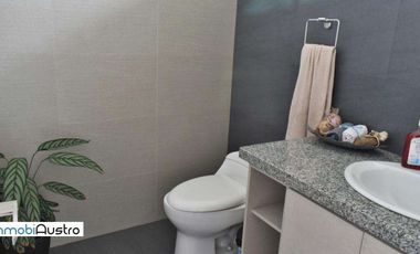 Cerca del Hospital del IESS, Venta de Hermosa Casa con Vista a la Ciudad
