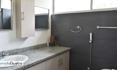 Cerca del Hospital del IESS, Venta de Hermosa Casa con Vista a la Ciudad